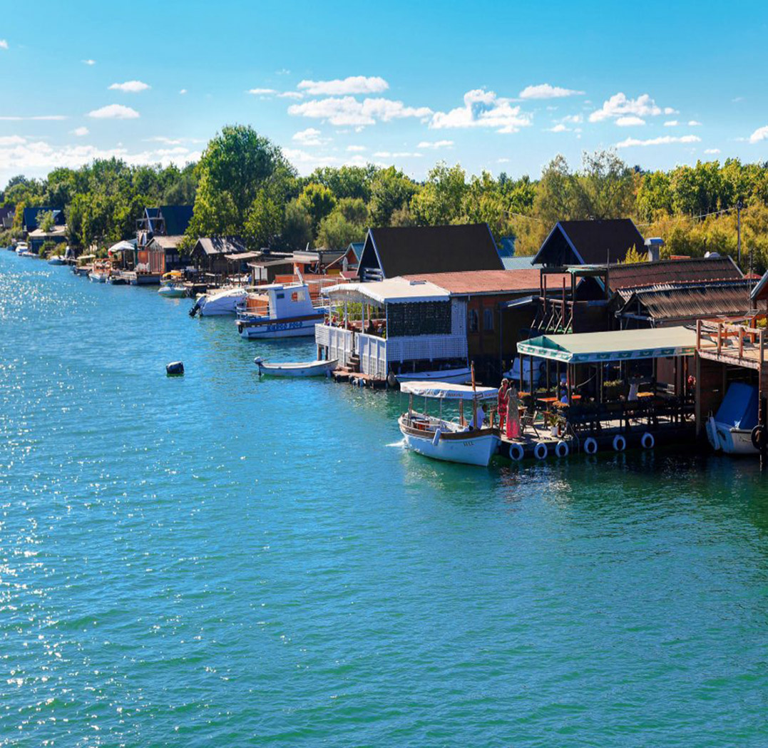 montenegro-die-restaurants-von-ada-bojana-sind-entlang-der-beiden-flussarme-direkt-am-wasser-gebaut-und-locken-mit-fangfrischen-kocc88stlichkeiten-montenegro-photosmatic-shutterstock-1200x800